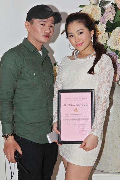 Lương Bích Hữu khoe bằng khen của chương trình bên ca sĩ Phạm Nhật Huy - người tổ chức '123 Nụ cười' trong các năm qua.