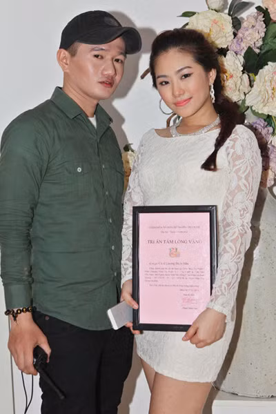 Lương Bích Hữu khoe bằng khen của chương trình bên ca sĩ Phạm Nhật Huy - người tổ chức '123 Nụ cười' trong các năm qua.