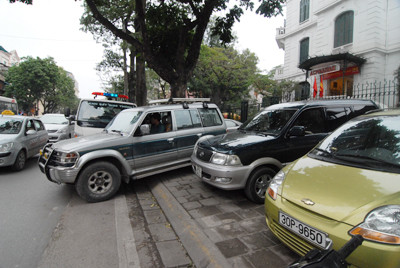 Xe ô tô thản nhiên đỗ trước cửa công ty Alphanam, ngay trước mặt lực lượng thanh tra giao thông