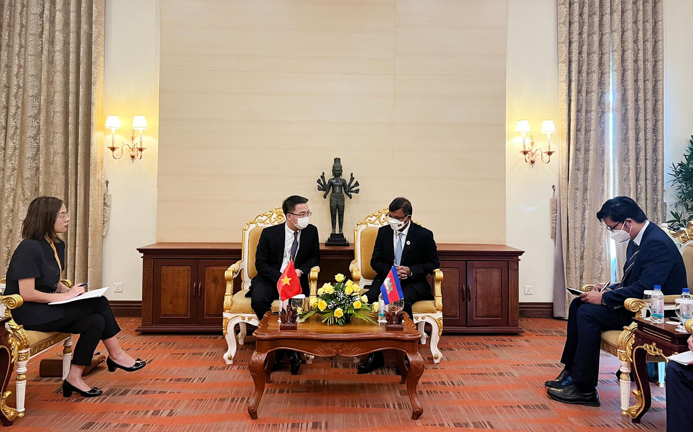 Trong chương trình, anh Nguyễn Tường Lâm đã làm việc song phương với lãnh đạo thanh niên các nước. Trong ảnh là với ông Hang Chuon Naron - Bộ trưởng Bộ Giáo dục, Thanh niên và Thể thao Campuchia. Ảnh: BQT