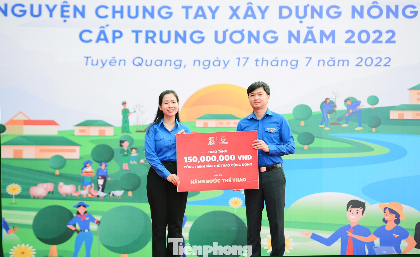 Dịp này, Sabeco hỗ trợ xây dựng 1 sân bóng trị giá 150 triệu đồng. Chị Dương Minh Nguyệt - Bí thư Tỉnh Đoàn Tuyên Quang nhận biển tượng trưng. Ảnh: Xuân Tùng