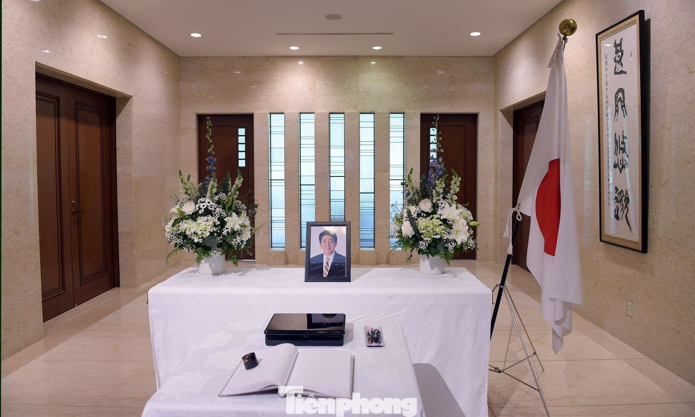 Đại sứ quán Nhật Bản tại Việt Nam mở sổ tang tưởng niệm cựu Thủ tướng Nhật Bản Shinzo Abe. Ảnh: Xuân Tùng Đại sứ quán Nhật Bản tại Việt Nam mở sổ tang tưởng niệm cựu Thủ tướng Nhật Bản Shinzo Abe. Ảnh: Xuân Tùng