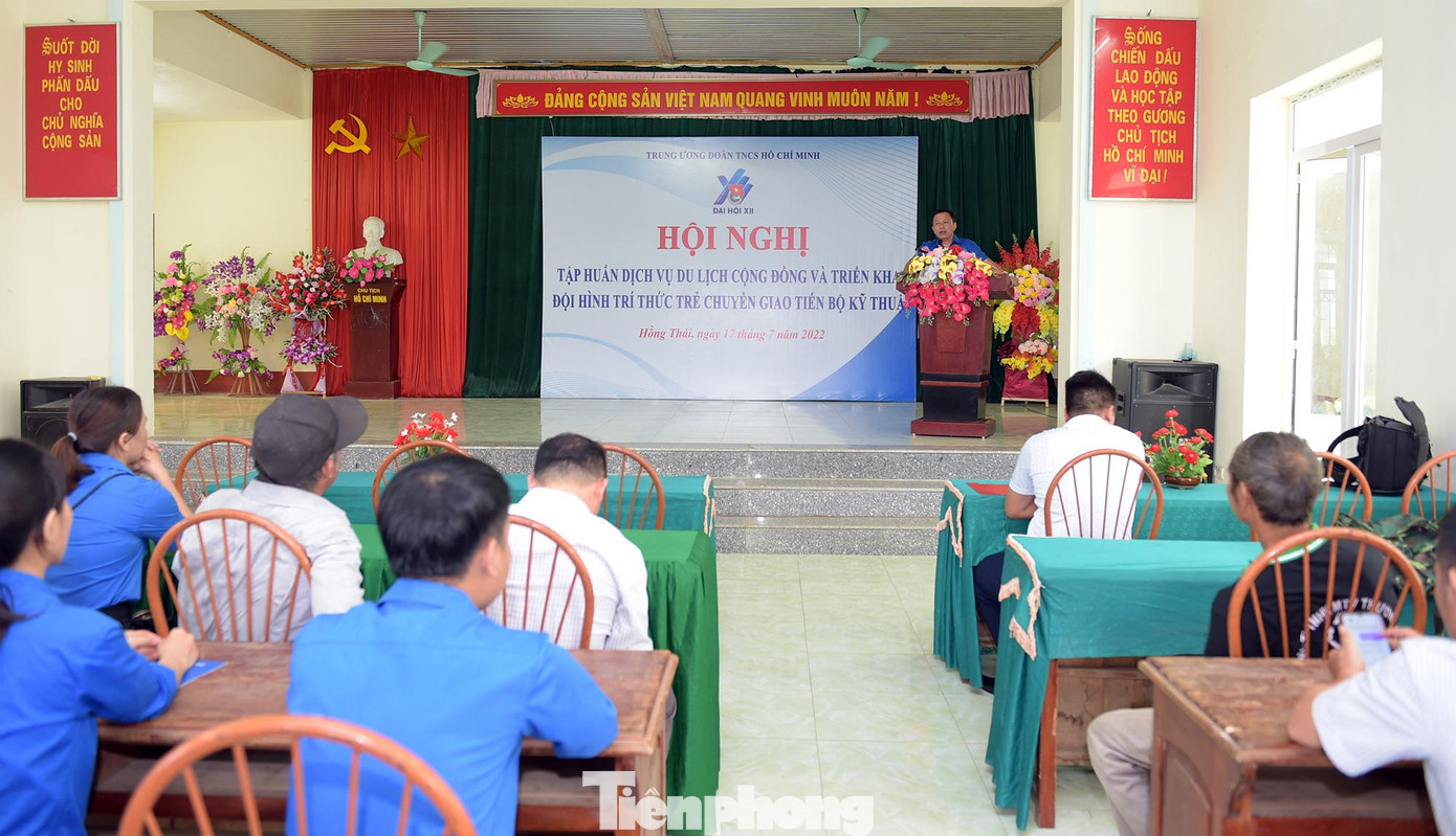 Đội hình trí thức trẻ chuyển giao tiến bộ kỹ thuật của ĐH Nông Lâm Thái Nguyên hướng dẫn người dân trồng và chăm sóc cây lê bản địa tại thôn Khuẩy Phẩy (xã Hồng Thái). Ảnh: Xuân Tùng