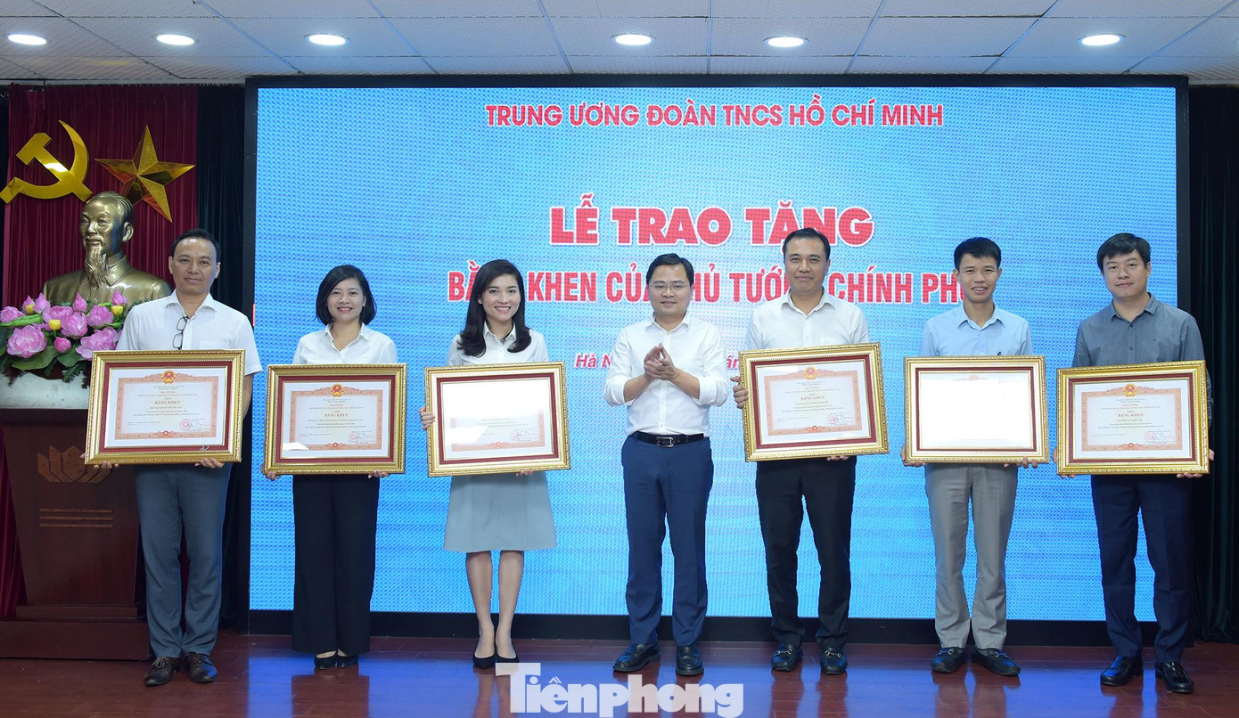 Anh Nguyễn Anh Tuấn trao Bằng khen của Thủ tướng đến các tập thể. Ảnh: Xuân Tùng Anh Nguyễn Anh Tuấn trao Bằng khen của Thủ tướng đến các tập thể. Ảnh: Xuân Tùng