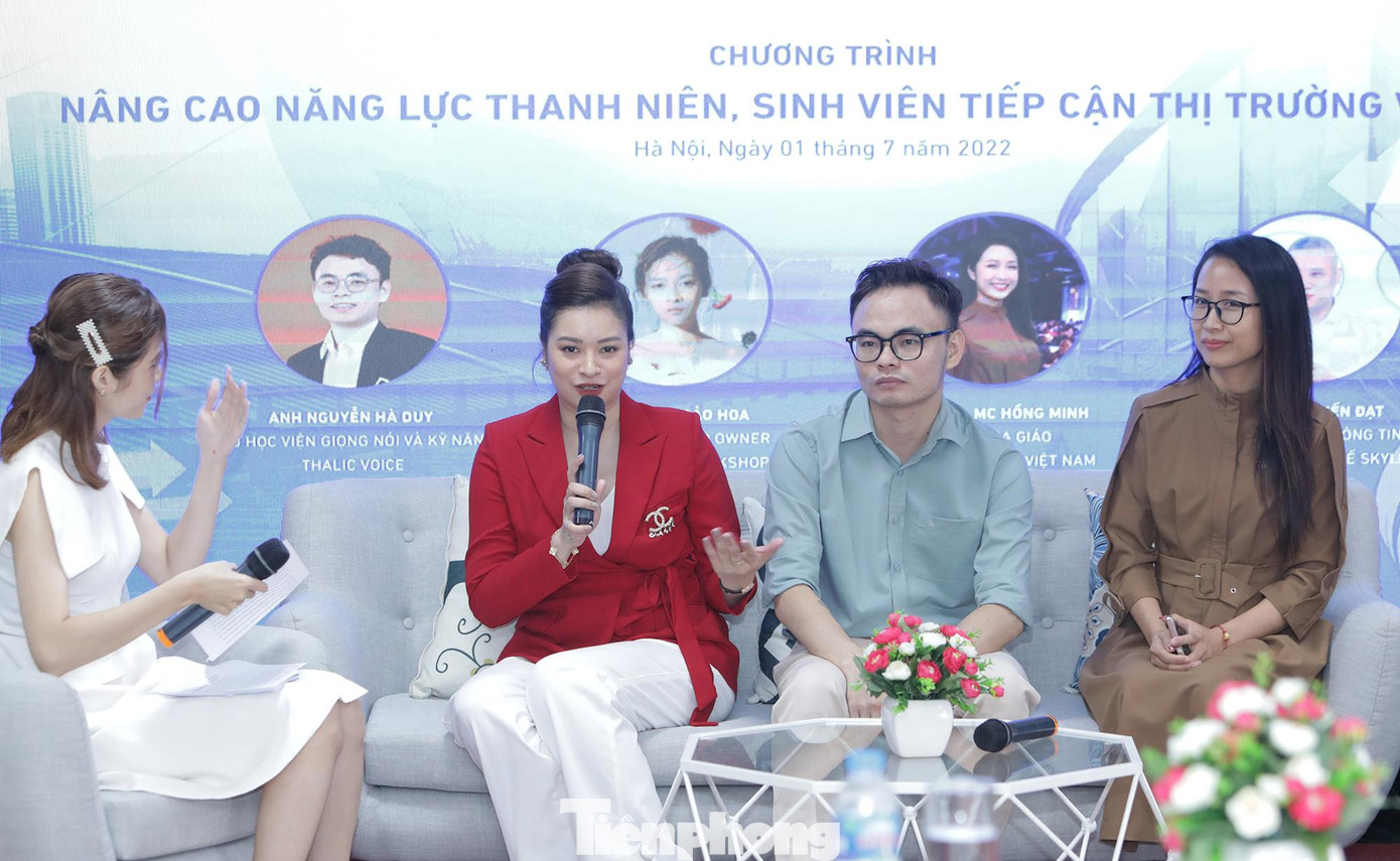 Các diễn giả trao đổi tại chương trình. Các diễn giả trao đổi tại chương trình.