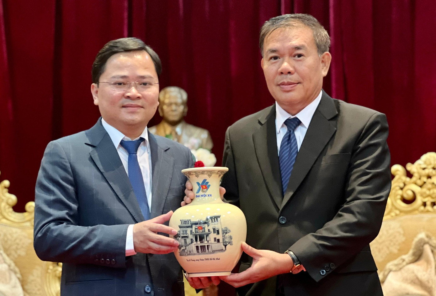 Bí thư thứ nhất T.Ư Đoàn Nguyễn Anh Tuấn tặng quà lưu niệm Phó Bí thư Tỉnh uỷ Luang Prabang Soukan Bounyong