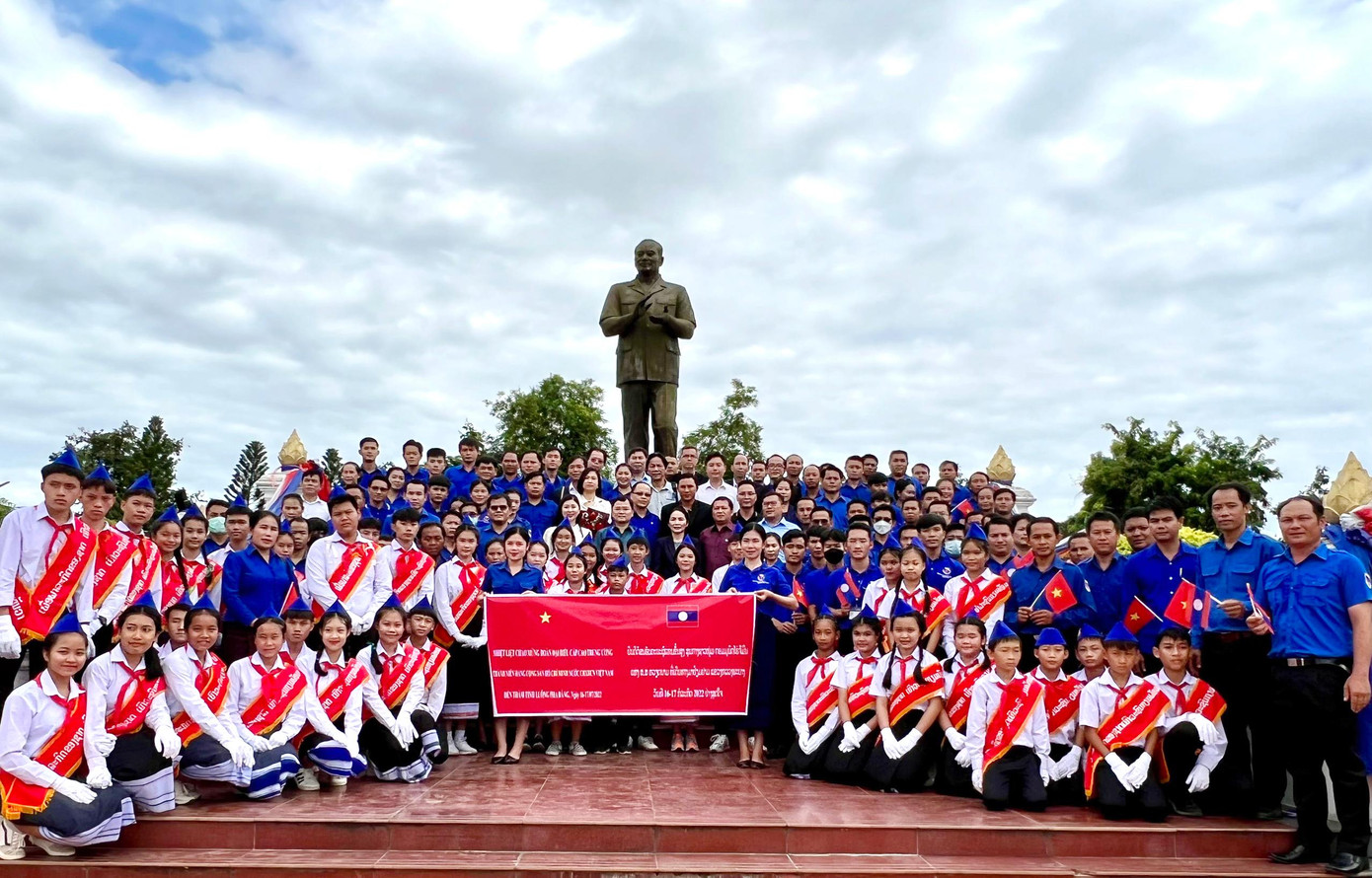 Đoàn đại biểu cấp cao T.Ư Đoàn TNCS Hồ Chí Minh và cán bộ Tỉnh Đoàn và đoàn viên, thanh thiếu niên Luang Prabang chụp ảnh lưu niệm.
