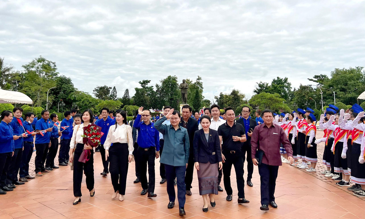 Đoàn TNNDCM Lào tỉnh Luang Prabang và thanh thiếu niên Luang Prabang chào mừng đoàn đại biểu cấp cao T.Ư Đoàn TNCS Hồ Chí Minh thăm.