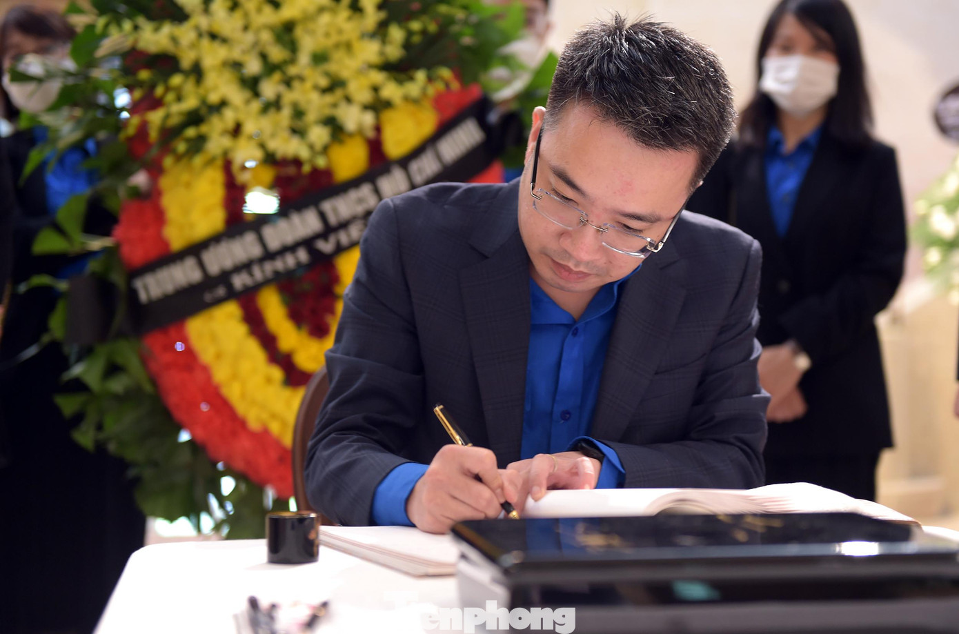 Anh Nguyễn Tường Lâm viết sổ tang tưởng niệm ngài Shinzo Abe - cựu Thủ tướng Nhật Bản. Ảnh: Xuân Tùng Anh Nguyễn Tường Lâm viết sổ tang tưởng niệm ngài Shinzo Abe - cựu Thủ tướng Nhật Bản. Ảnh: Xuân Tùng