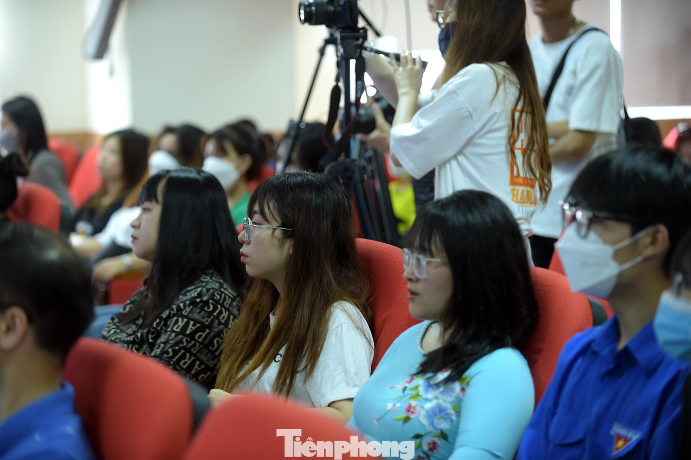 Chương trình diễn ra theo hình thức trực tuyến và trực tiếp thu hút đông đảo sinh viên tham gia. Ảnh: Xuân Tùng Chương trình diễn ra theo hình thức trực tuyến và trực tiếp thu hút đông đảo sinh viên tham gia. Ảnh: Xuân Tùng