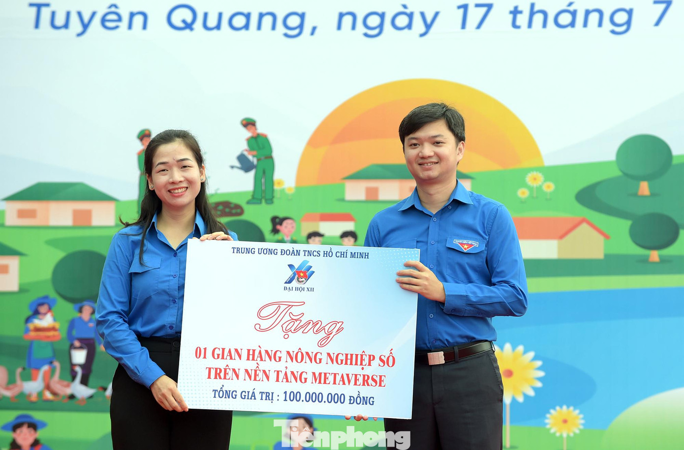 Anh Nguyễn Minh Triết trao biển công trình. Ảnh: Xuân Tùng