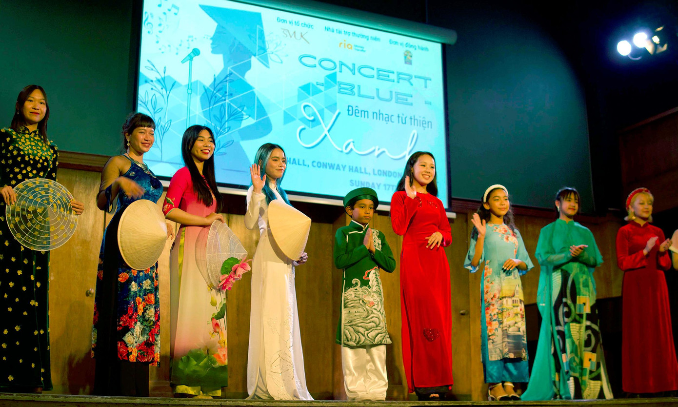 Trình diễn áo dài tại đêm nhạc