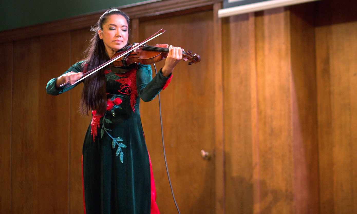 Tiết mục biểu diễn Violen của Thanh Mai. Ảnh: BTC