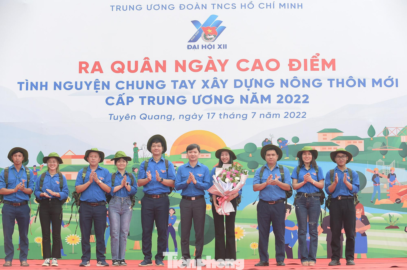 Anh Nguyễn Minh Triết tặng mũ áo đội hình trí thức trẻ chuyển giao tiến bộ kỹ thuật của trường ĐH Nông lâm Thái Nguyên. Ảnh: Xuân Tùng