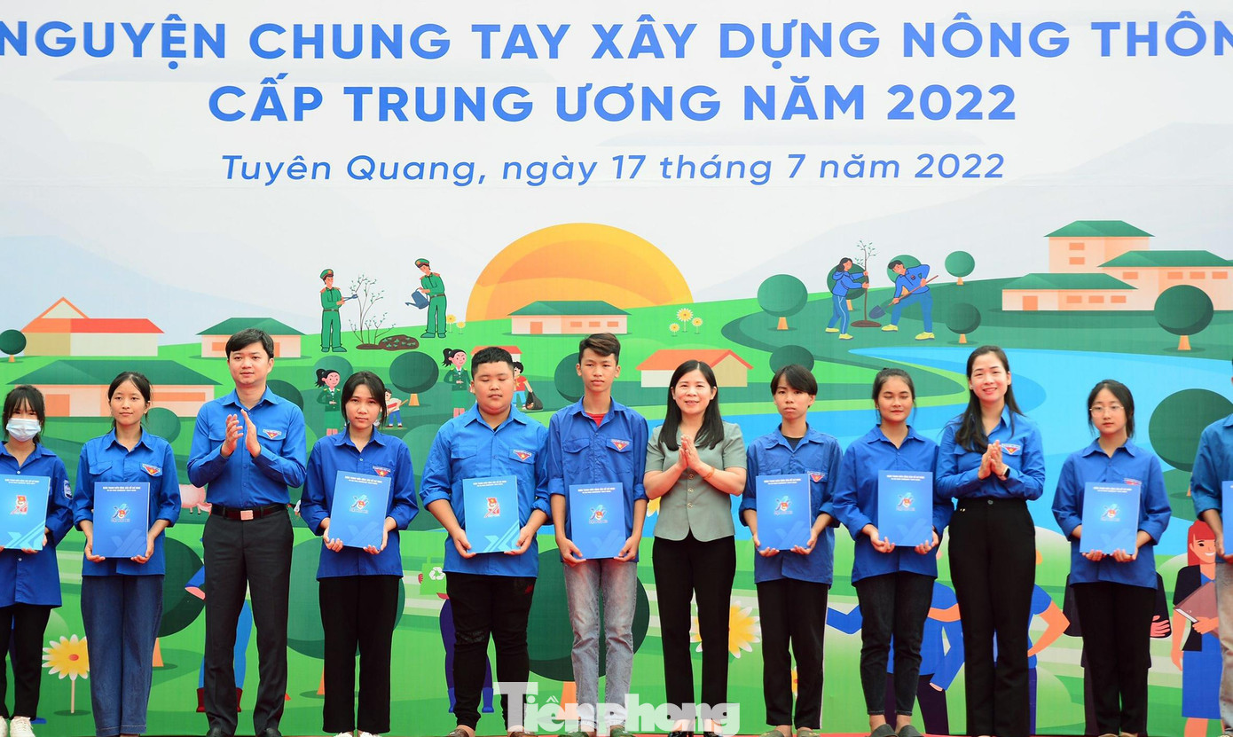 Nhiều suất học bổng được trao tặng học sinh tại chương trình. Ảnh: Xuân Tùng