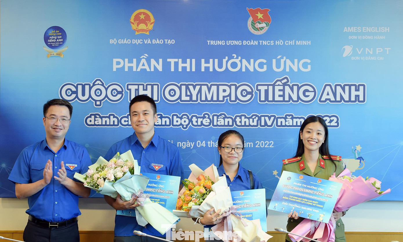 Bí thư T.Ư Đoàn Nguyễn Tường Lâm trao thưởng các thí sinh đạt thành tích tốt nhất trong phần thi hưởng ứng cuộc thi. Ảnh: Xuân Tùng