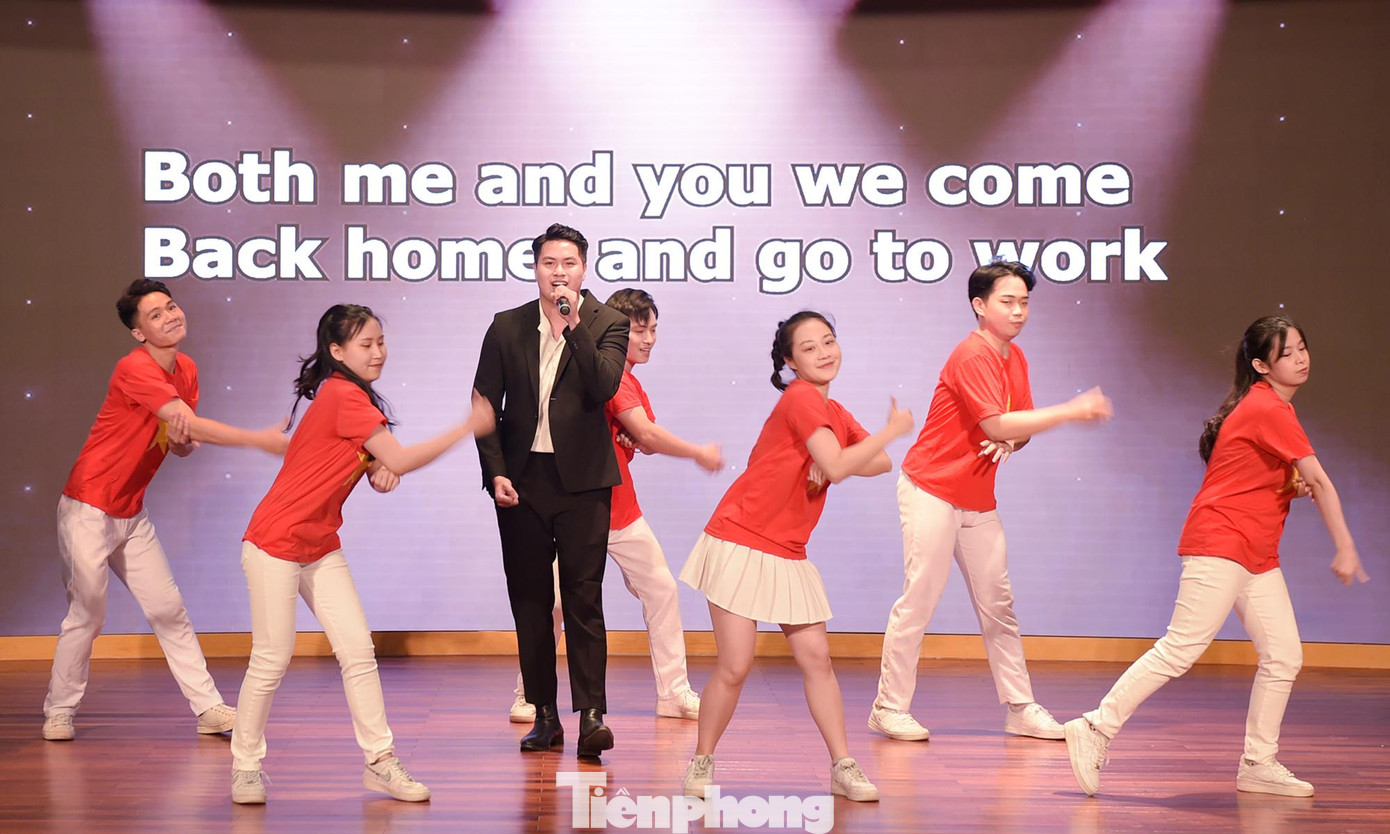 Tiết mục văn nghệ mở đầu chương trình. Ảnh: Xuân Tùng