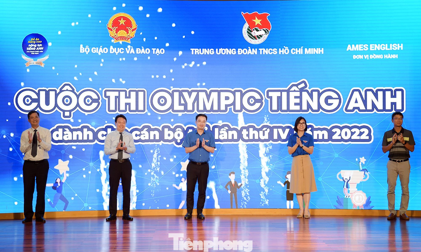 Các đại biểu thực hiện nghi thức phát động Cuộc thi. Ảnh: Xuân Tùng