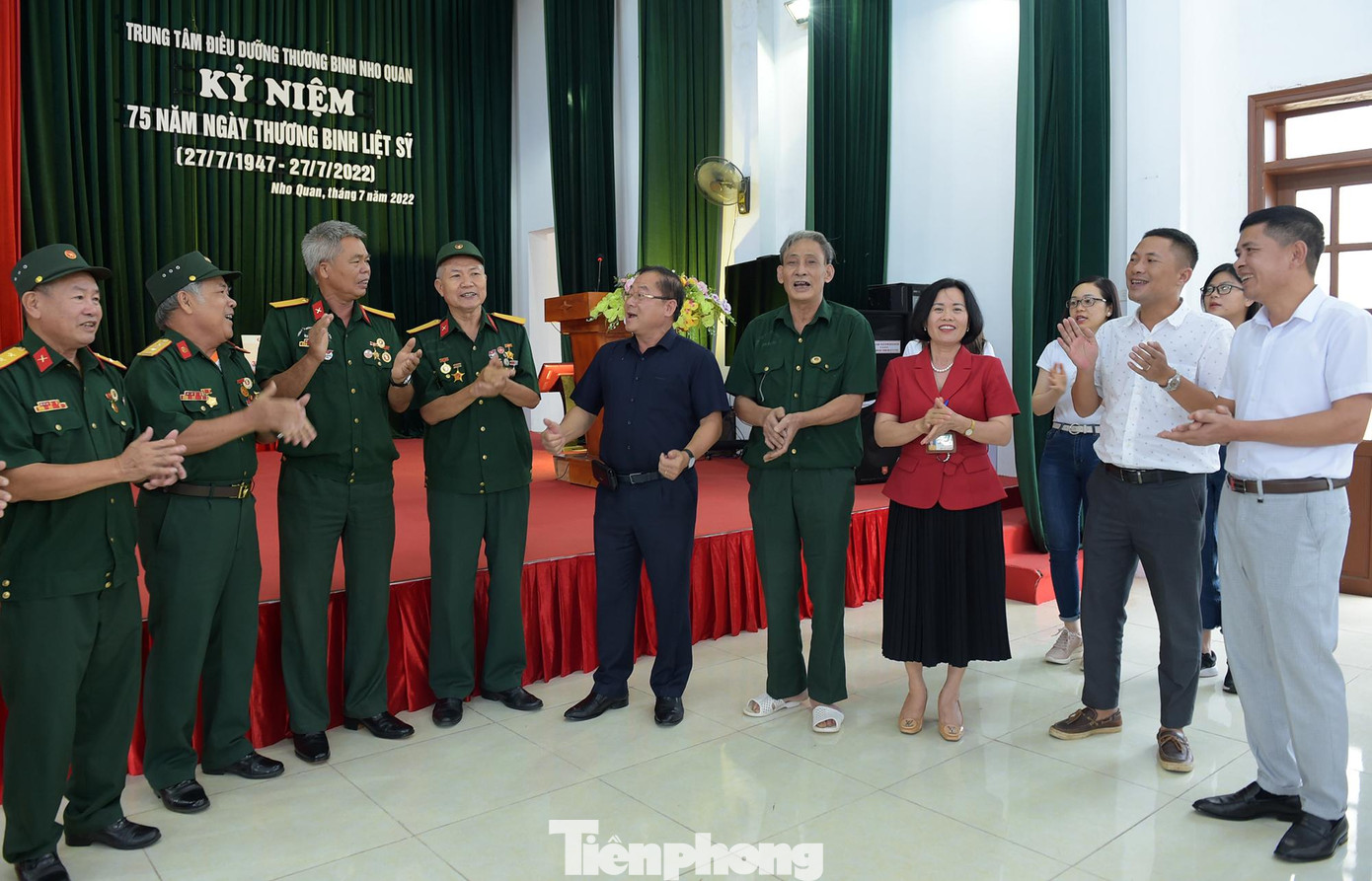 Trong chương trình, các thương bệnh binh và cán bộ Trung tâm, đoàn công tác đã hát vang liên khúc sôi nổi Cuộc đời vẫn đẹp sao, Bác vẫn cùng chúng cháu hành quân... Ảnh: Xuân Tùng
