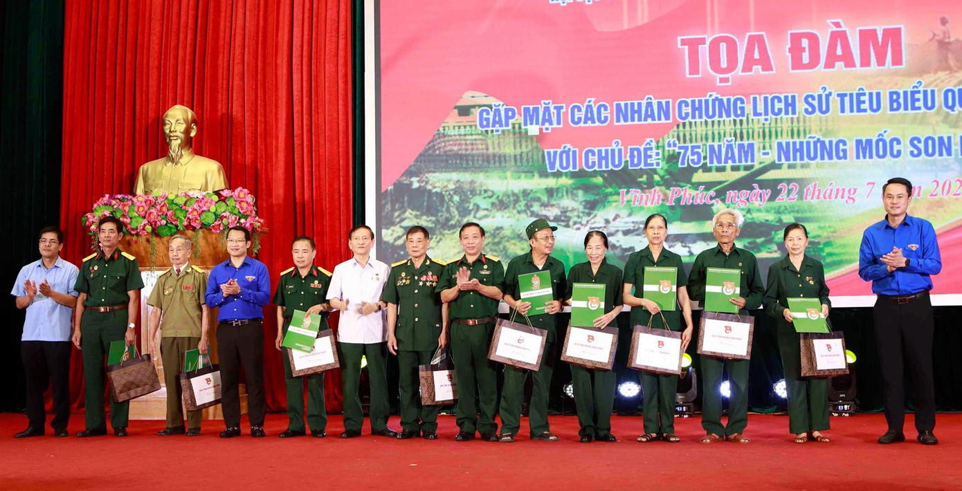 Nhiều suất quà trao tặng các cựu chiến binh, cựu TNXP Nhiều suất quà trao tặng các cựu chiến binh, cựu TNXP