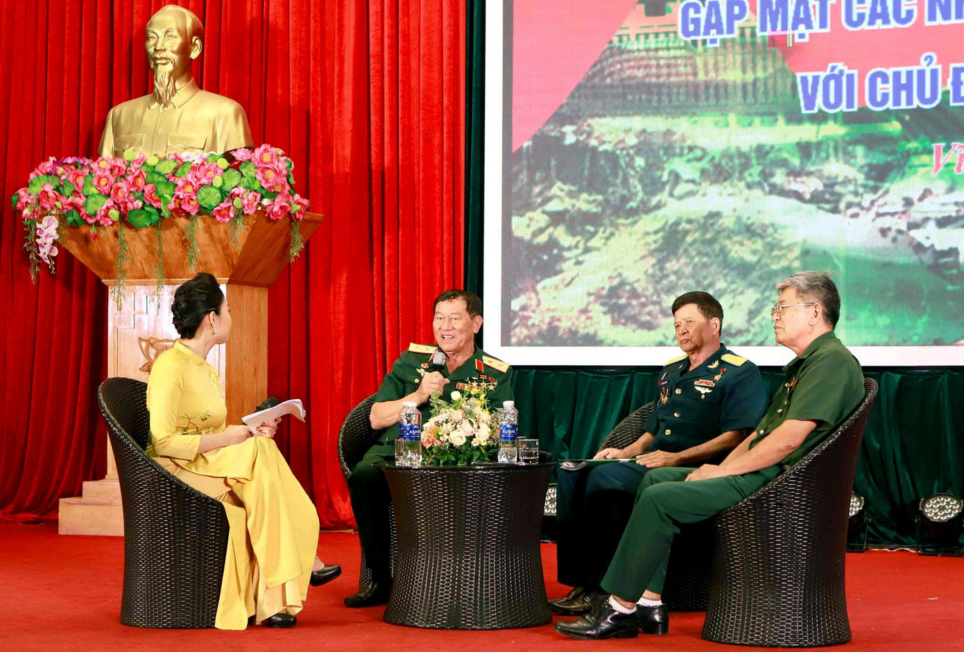 Các khách mời tham gia giao lưu tại chương trình. Các khách mời tham gia giao lưu tại chương trình.