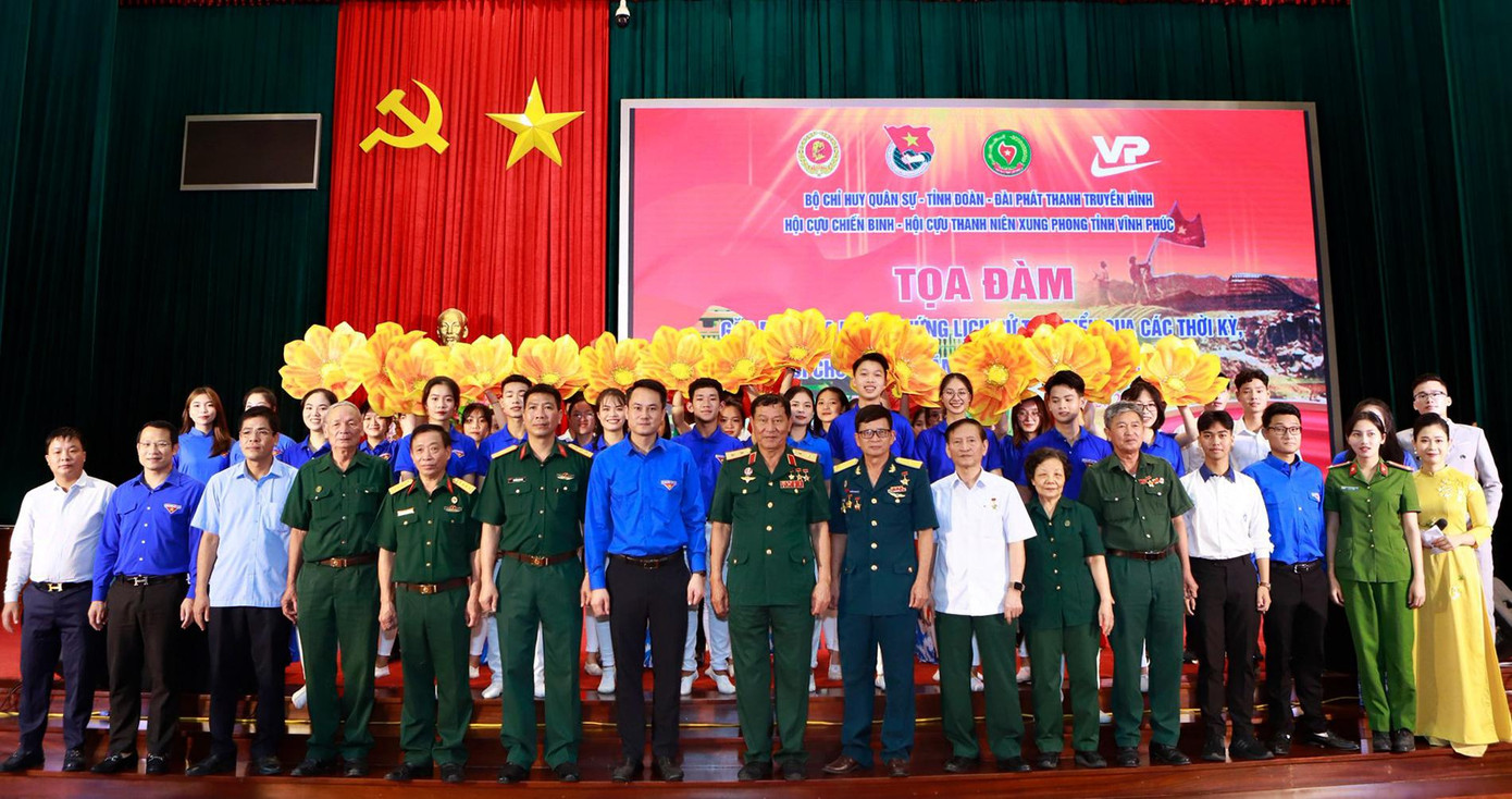 Các đại biểu, khách mời và đoàn viên thanh niên chụp ảnh lưu niệm Các đại biểu, khách mời và đoàn viên thanh niên chụp ảnh lưu niệm