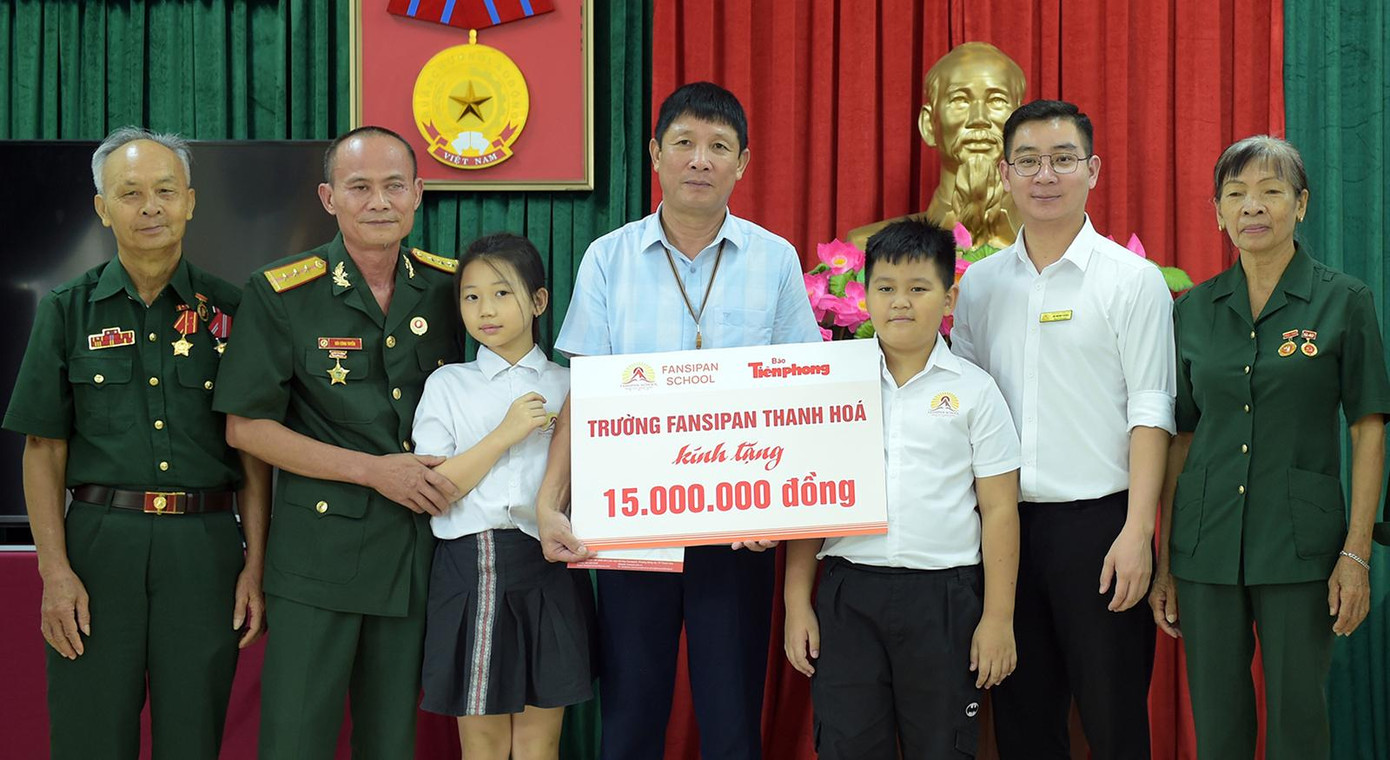 Thầy và trò trường Phổ thông liên cấp Fansipan Thanh Hóa trao biển quà tặng tới Trung tâm Chăm sóc, nuôi dưỡng người có công tỉnh Thanh Hóa. Ảnh: Xuân Tùng
