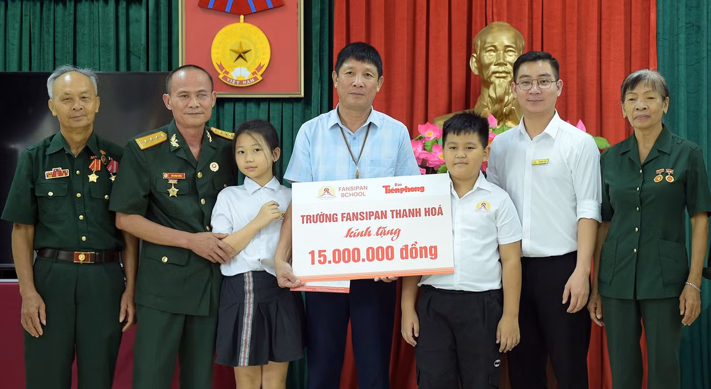Thầy và trò trường Phổ thông liên cấp Fansipan Thanh Hóa trao biển quà tặng tới Trung tâm Chăm sóc, nuôi dưỡng người có công tỉnh Thanh Hóa. Ảnh: Xuân Tùng Thầy và trò trường Phổ thông liên cấp Fansipan Thanh Hóa trao biển quà tặng tới Trung tâm Chăm sóc, nuôi dưỡng người có công tỉnh Thanh Hóa. Ảnh: Xuân Tùng