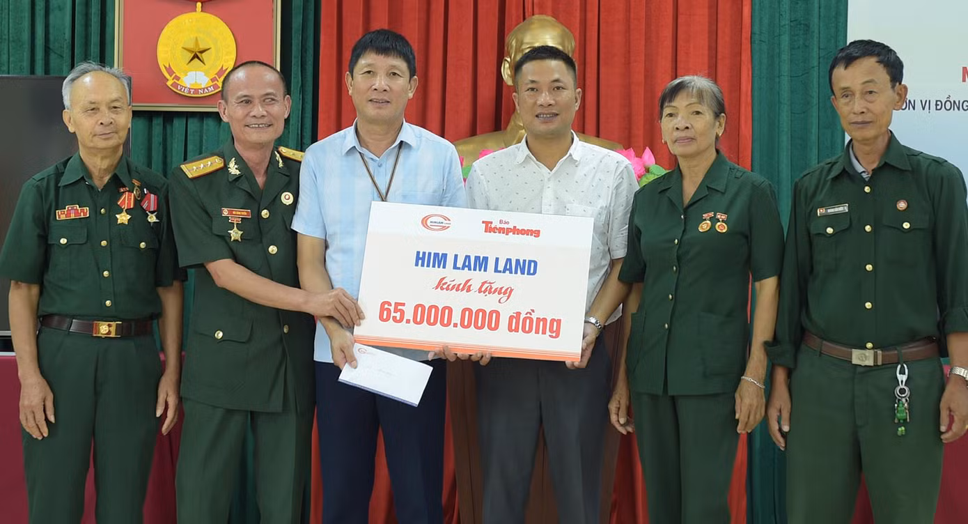 Ông Nguyễn Huy Thiêm - Giám đốc truyền thông Công ty CP Kinh doanh địa ốc Him Lam (thứ ba từ phải sang) trao biển quà tặng tới Trung tâm Chăm sóc, nuôi dưỡng người có công tỉnh Thanh Hóa. Ảnh: Xuân Tùng Ông Nguyễn Huy Thiêm - Giám đốc truyền thông Công ty CP Kinh doanh địa ốc Him Lam (thứ ba từ phải sang) trao biển quà tặng tới Trung tâm Chăm sóc, nuôi dưỡng người có công tỉnh Thanh Hóa. Ảnh: Xuân Tùng