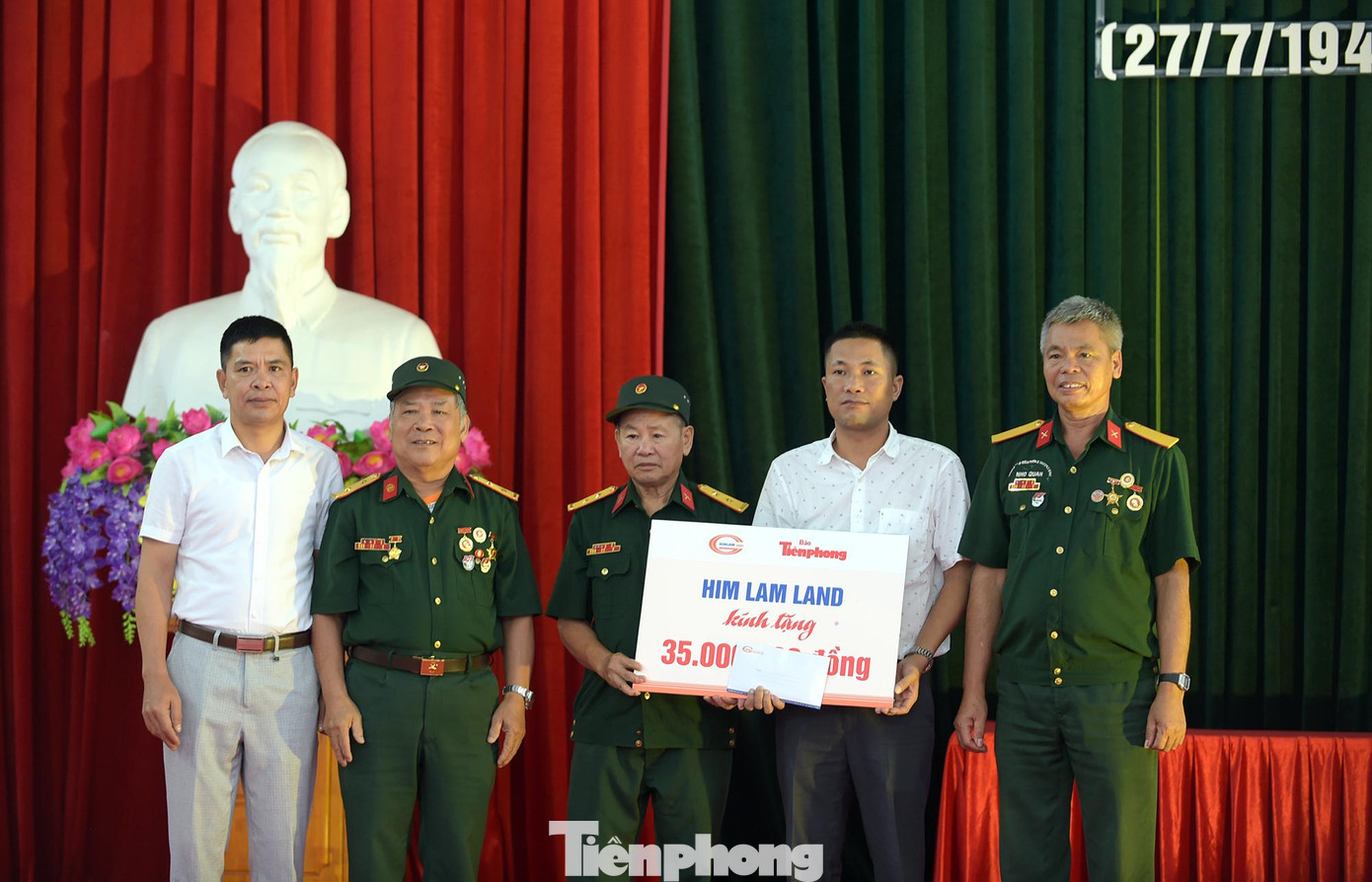 Ông Nguyễn Huy Thiêm - Giám đốc truyền thông Công ty CP Kinh doanh địa ốc Him Lam trao biển tượng trưng các suất quà tới các thương bệnh binh điều trị tại trung tâm điều dưỡng Nho Quan (Ninh Bình). Ảnh: Xuân Tùng