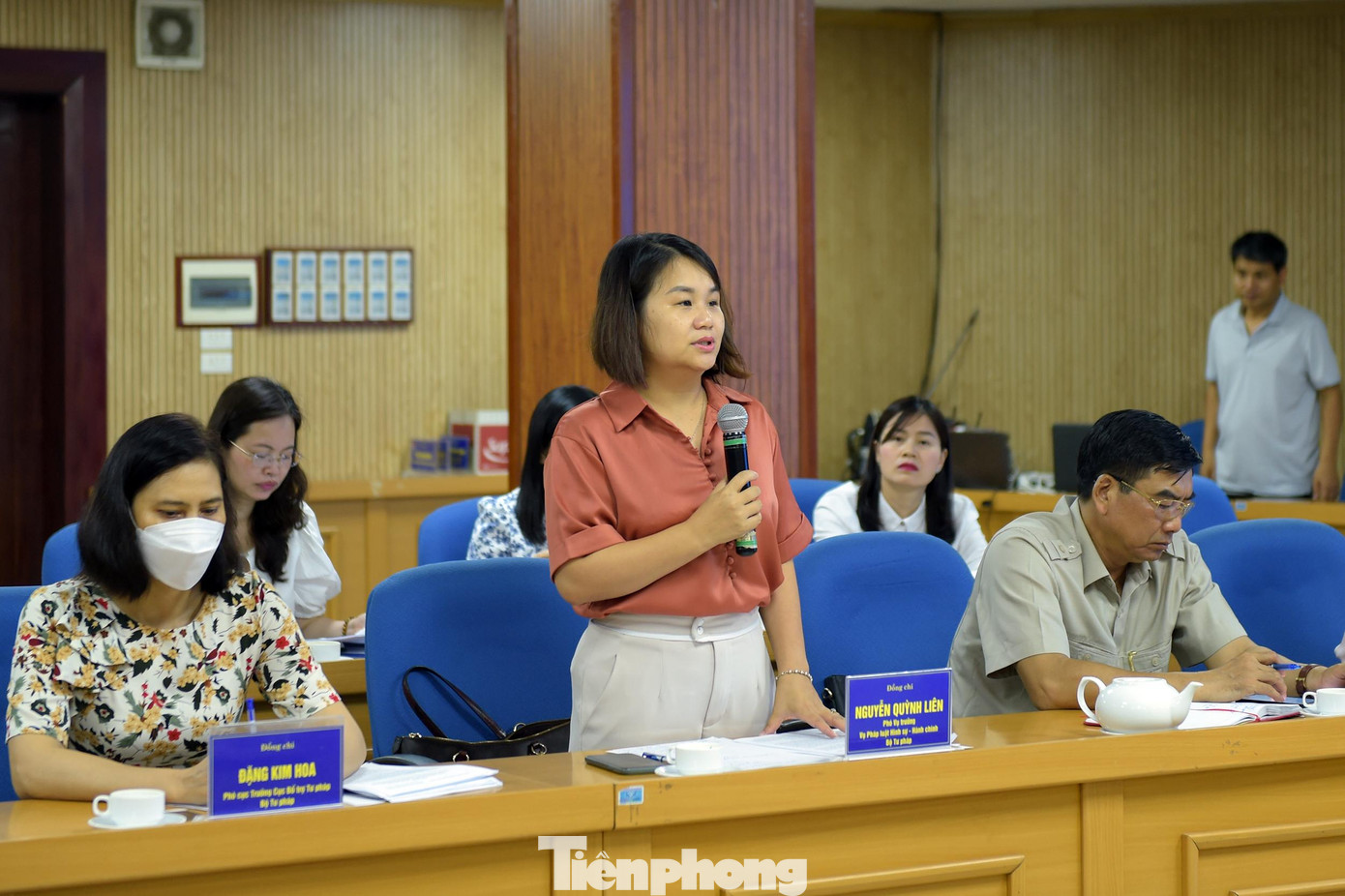 Bà Nguyễn Quỳnh Liên phát biểu ý kiến. Ảnh: Xuân Tùng Bà Nguyễn Quỳnh Liên phát biểu ý kiến. Ảnh: Xuân Tùng