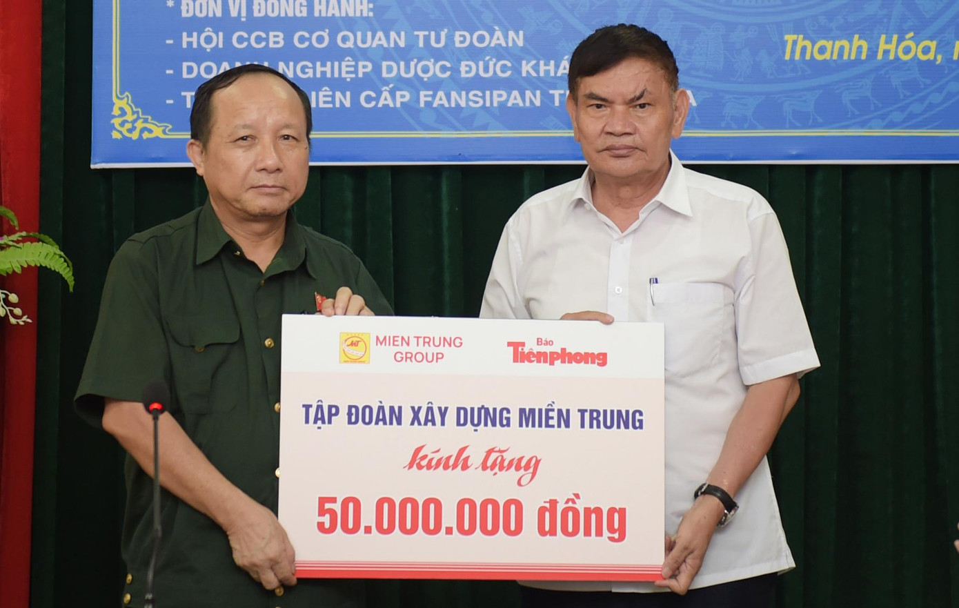 Ông Nguyễn Thiết Giáp - Phó Tổng giám đốc Tập đoàn Xây dựng miền Trung trao biển quà tặng Hội Cựu TNXP Thanh Hóa. Ảnh: Xuân Tùng