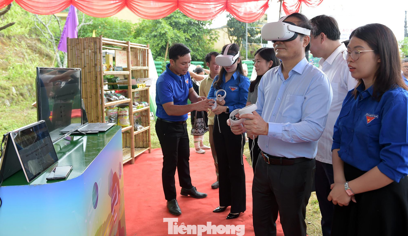 Các đại biểu, đoàn viên thanh niên trải nghiệm gian hàng nông nghiệp số trên nền tảng Metaverse. Ảnh: Xuân Tùng