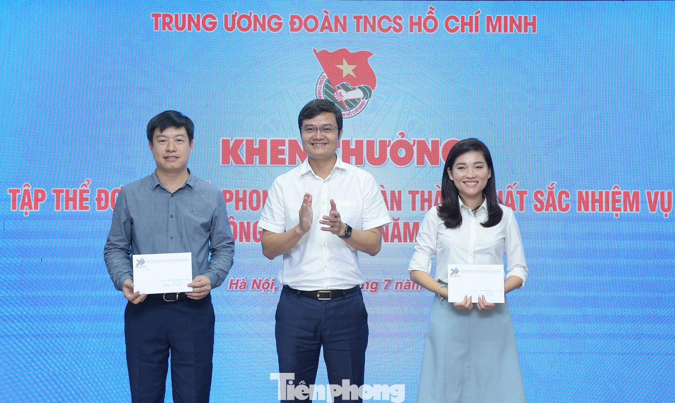 Anh Bùi Quang Huy trao khen thưởng hai đơn vị của T.Ư Đoàn. Ảnh: Xuân Tùng Anh Bùi Quang Huy trao khen thưởng hai đơn vị của T.Ư Đoàn. Ảnh: Xuân Tùng