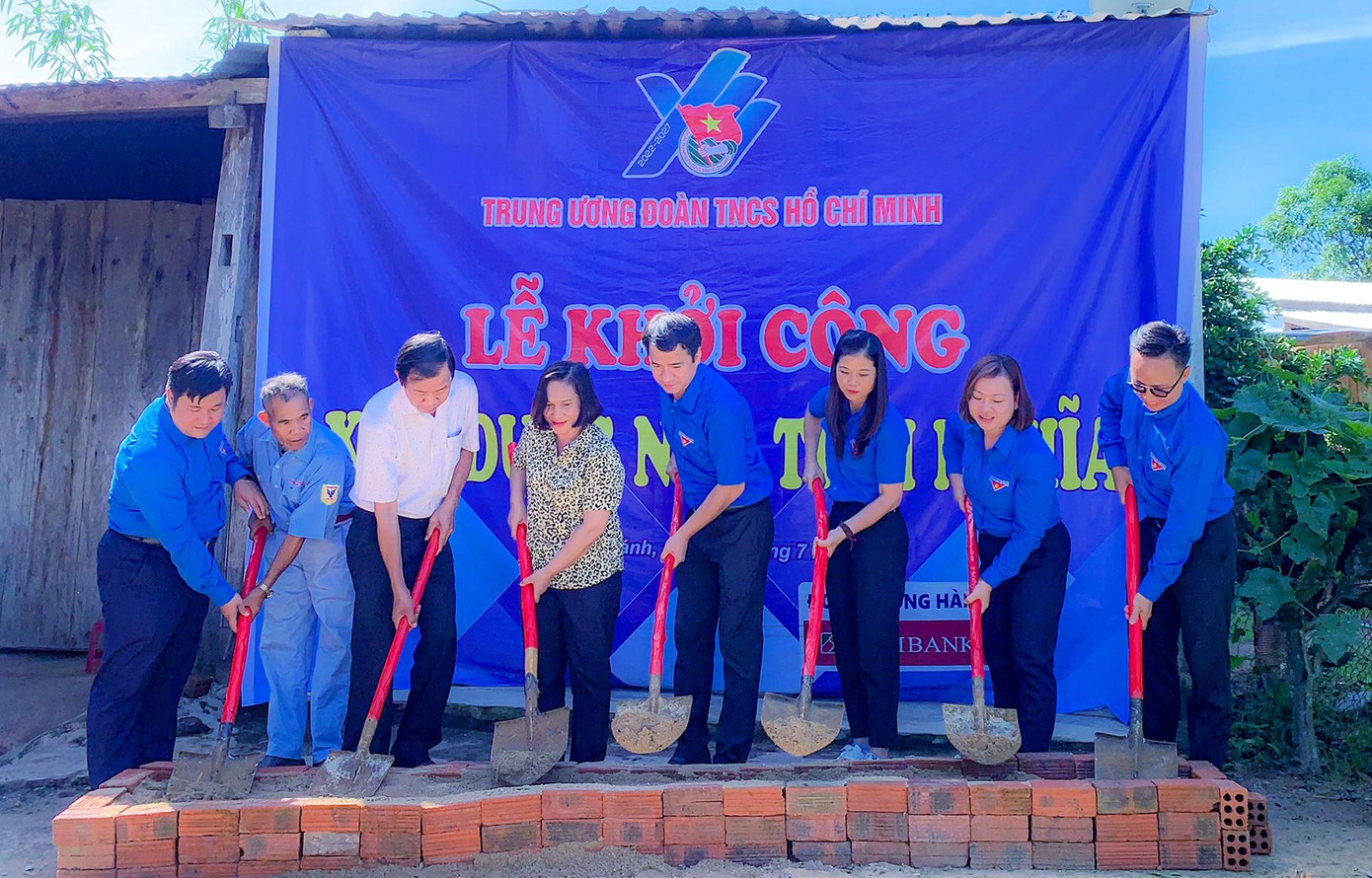 Các đại biểu thực hiện lễ khởi công ngôi nhà tình nghĩa. Các đại biểu thực hiện lễ khởi công ngôi nhà tình nghĩa.