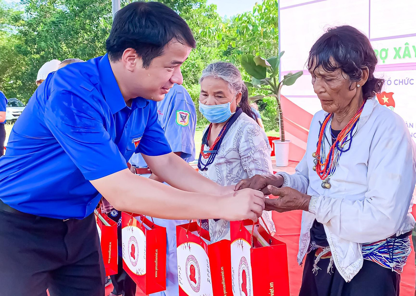 Anh Ngô Văn Cương trao tặng quà các hộ gia đình khó khăn. Anh Ngô Văn Cương trao tặng quà các hộ gia đình khó khăn.