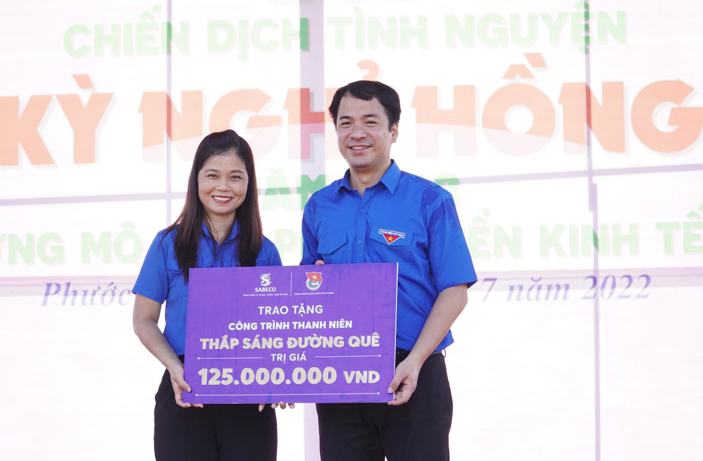 Anh Ngô Văn Cương trao biển công trình "Thắp sáng đường quê" tại lễ ra quân Chiến dịch Kỳ nghỉ hồng. Anh Ngô Văn Cương trao biển công trình "Thắp sáng đường quê" tại lễ ra quân Chiến dịch Kỳ nghỉ hồng.