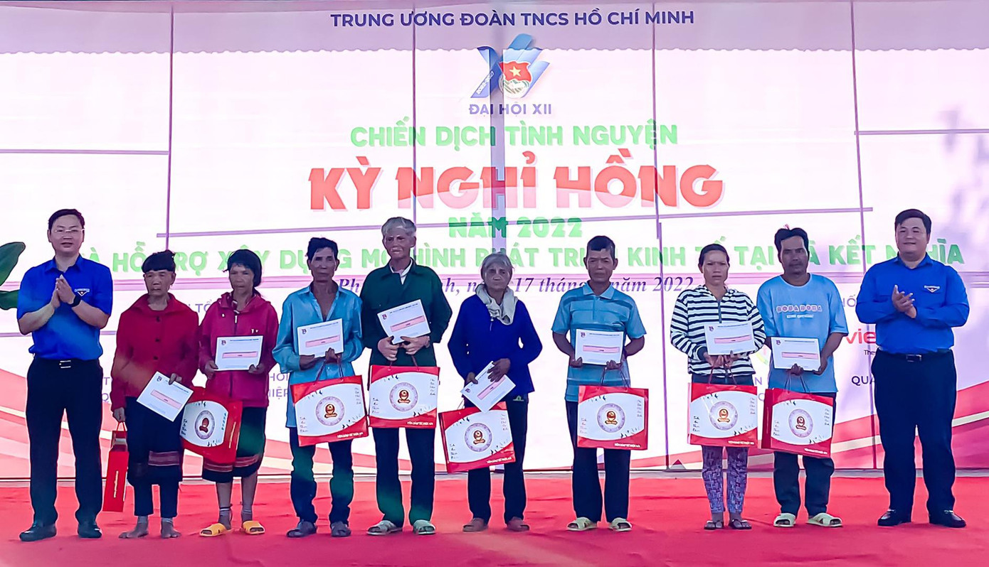 Anh Trần Hữu, Trưởng Ban Thanh niên Công nhân và đô thị T.Ư Đoàn và anh Nguyễn Thái An, Trưởng Ban Tuyên giáo T.Ư Đoàn tặng quà tại chương trình. Anh Trần Hữu, Trưởng Ban Thanh niên Công nhân và đô thị T.Ư Đoàn và anh Nguyễn Thái An, Trưởng Ban Tuyên giáo T.Ư Đoàn tặng quà tại chương trình.