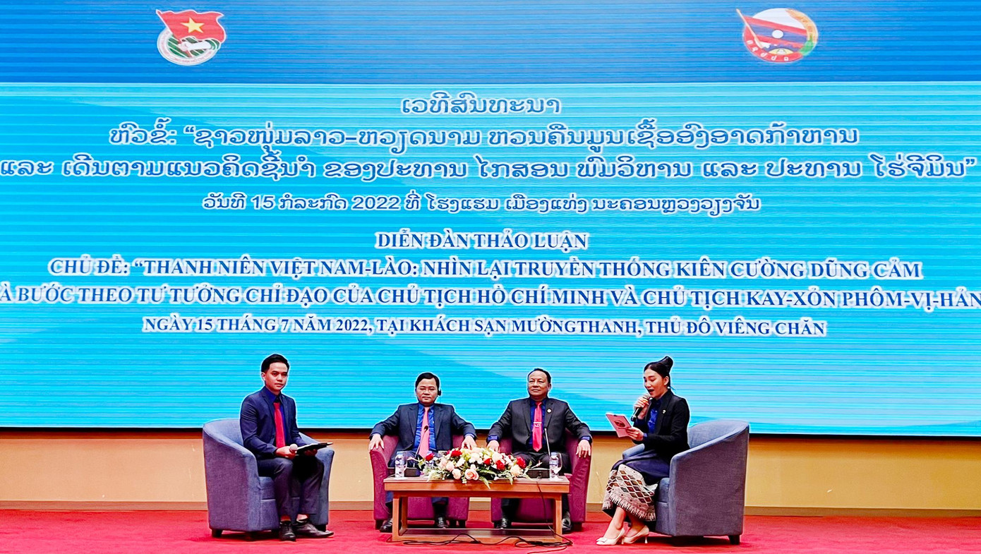 Bí thư thứ nhất T.Ư Đoàn TNCS Hồ Chí Minh Nguyễn Anh Tuấn và Bí thư T.Ư Đoàn TNNDCM Lào Mon-xay Lào-mua-xông tại Diễn đàn thảo luận.