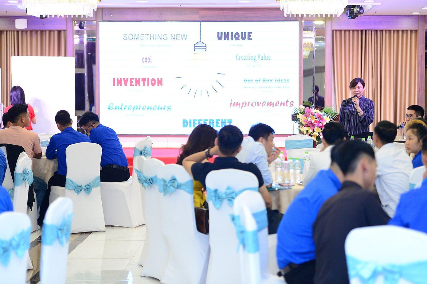 Các bạn trẻ đã có dịp trao đổi với các chuyên gia. Ảnh: DT