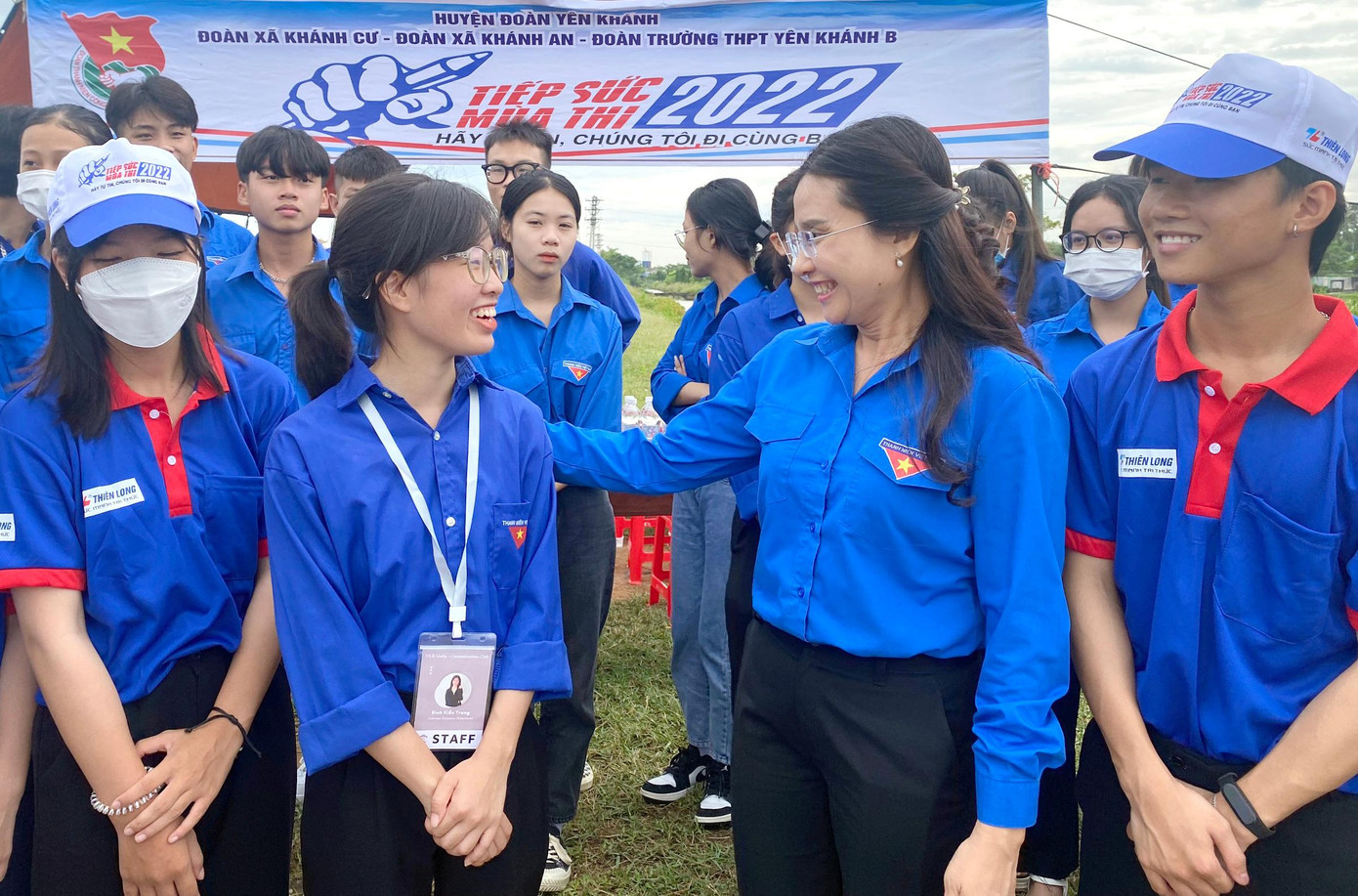 Chị Nguyễn Phạm Duy Trang thăm hỏi, động viên tình nguyện viên. Ảnh: BTC Chị Nguyễn Phạm Duy Trang thăm hỏi, động viên tình nguyện viên. Ảnh: BTC