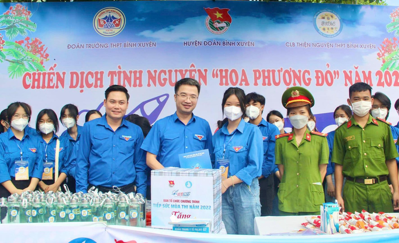 Bí thư T.Ư Đoàn Nguyễn Tường Lâm tặng quà động viên đội hình tình nguyện tại THPT Bình Xuyên. Ảnh: BTC Bí thư T.Ư Đoàn Nguyễn Tường Lâm tặng quà động viên đội hình tình nguyện tại THPT Bình Xuyên. Ảnh: BTC