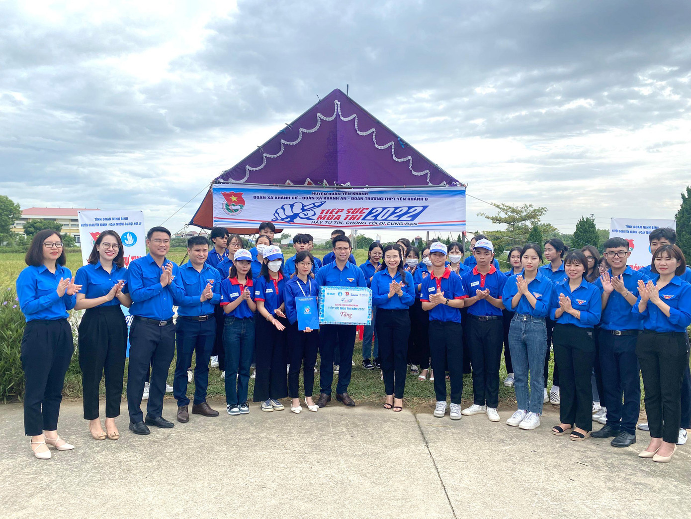 Chị Nguyễn Phạm Duy Trang tặng quà động viên tình nguyện viên Chị Nguyễn Phạm Duy Trang tặng quà động viên tình nguyện viên