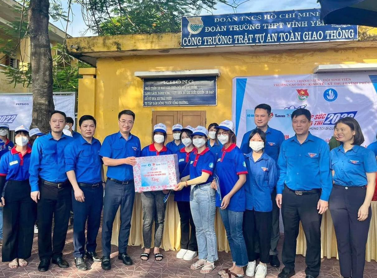 Đoàn công tác T.Ư Đoàn tặng quà động viên tình nguyện viên tại THPT Vĩnh Yên. Ảnh: BTC Đoàn công tác T.Ư Đoàn tặng quà động viên tình nguyện viên tại THPT Vĩnh Yên. Ảnh: BTC