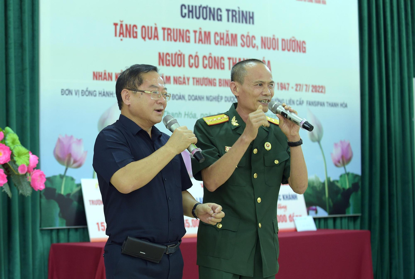 Nhà báo Lê Xuân Sơn và thương binh đang được chăm sóc tại Trung tâm cùng song ca trong buổi giao lưu văn nghệ. Ảnh: Xuân Tùng