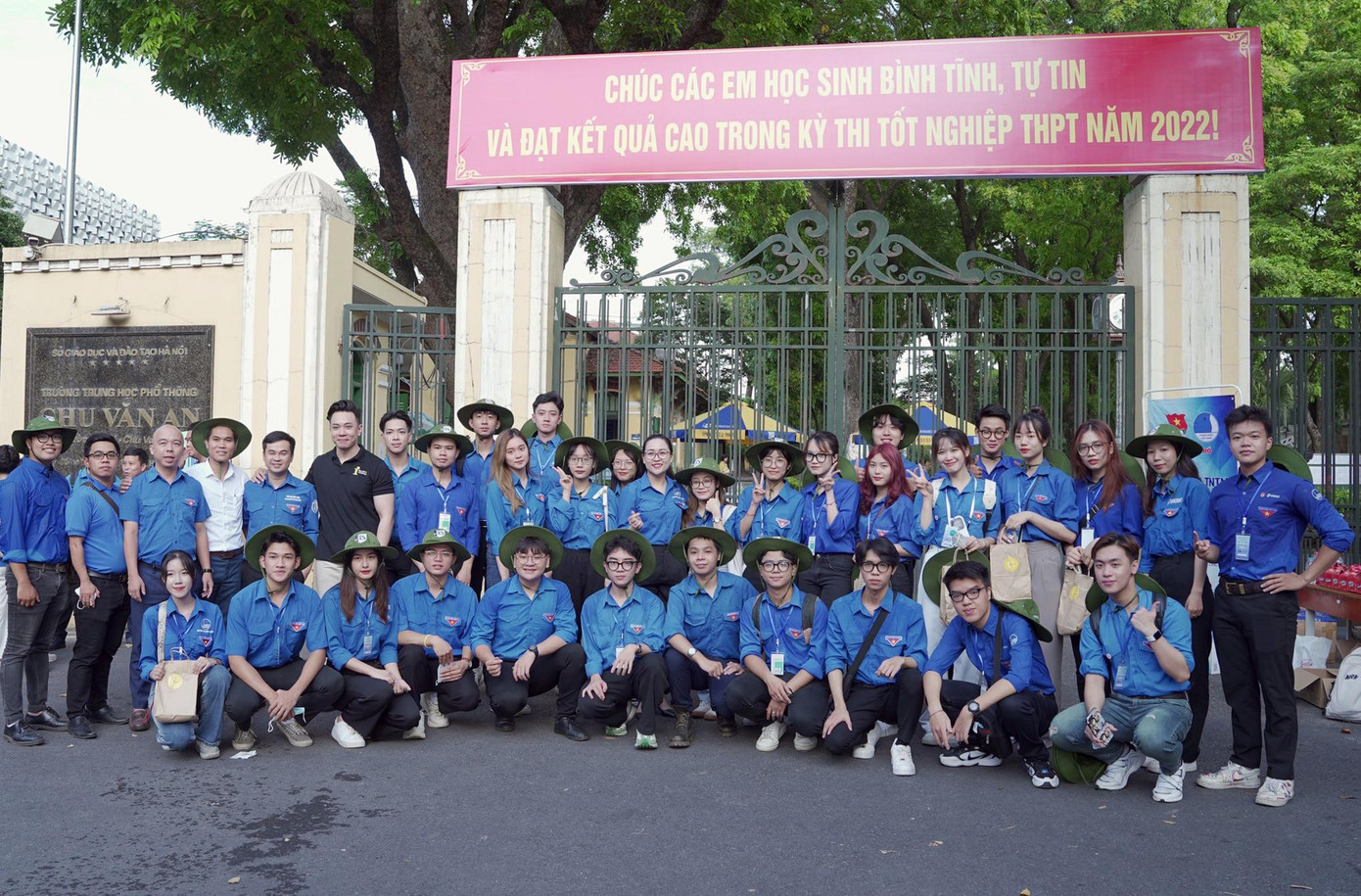 Ban Tổ chức chương trình động viên tinh thần các bạn thanh niên tình nguyện tiếp sức mùa thi tại điểm trường THPT Chu Văn An. Ảnh: LS Ban Tổ chức chương trình động viên tinh thần các bạn thanh niên tình nguyện tiếp sức mùa thi tại điểm trường THPT Chu Văn An. Ảnh: LS