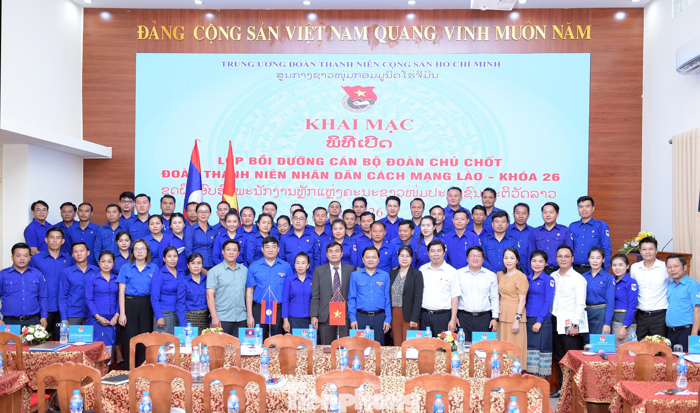 Các đại biểu, giảng viên và học viên lớp bồi dưỡng chụp ảnh lưu niệm. Ảnh: Xuân Tùng