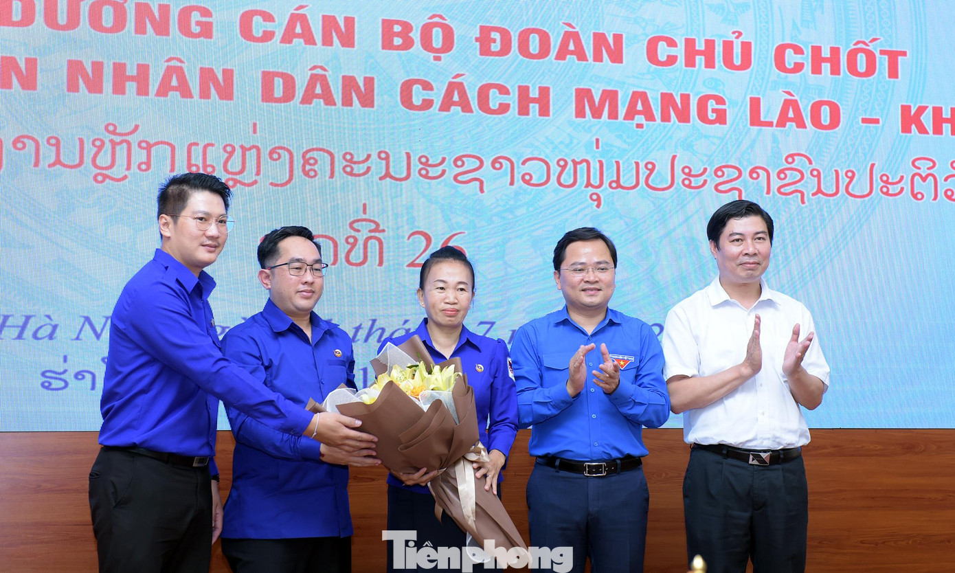 Bí thư thứ nhất T.Ư Đoàn Nguyễn Anh Tuấn tặng hoa đại diện học viên tham gia lớp bồi dưỡng. Ảnh: Xuân Tùng