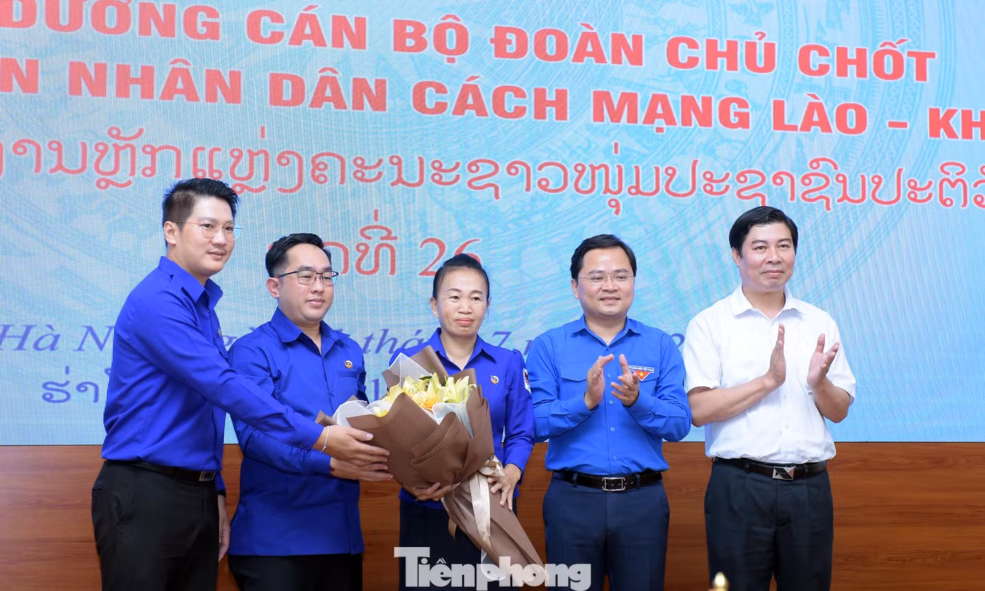 Bí thư thứ nhất T.Ư Đoàn Nguyễn Anh Tuấn tặng hoa đại diện học viên tham gia lớp bồi dưỡng. Ảnh: Xuân Tùng