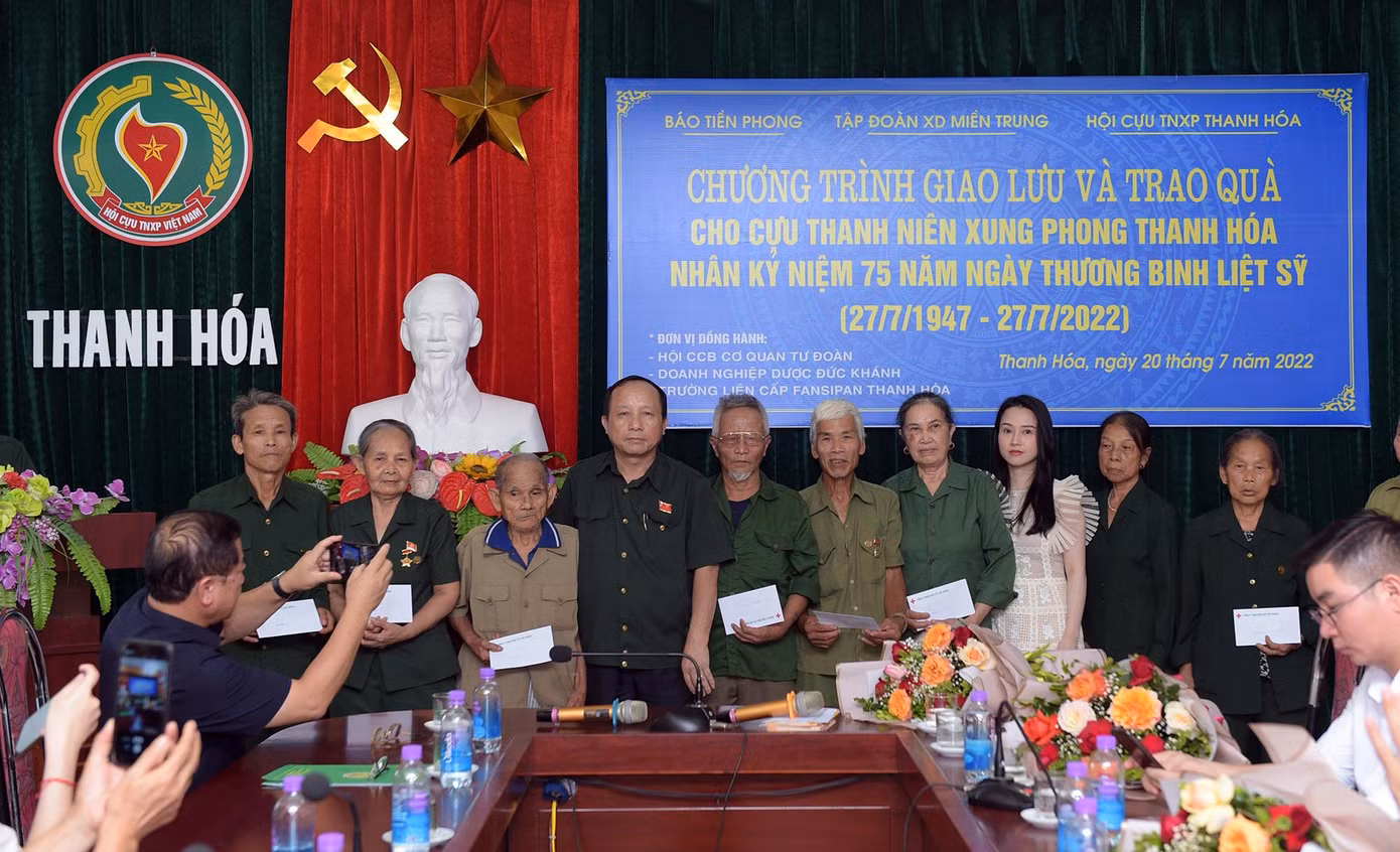 Bà Lê Thị Loan - Giám đốc Công ty Dược Đức Khánh trao tặng quà tới các cựu TNXP. Ảnh: Xuân Tùng Bà Lê Thị Loan - Giám đốc Công ty Dược Đức Khánh trao tặng quà tới các cựu TNXP. Ảnh: Xuân Tùng